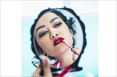 Julia Perez Pamer Foto Seksi di Atas Ranjang, Netizen: Sakit Kok Gitu