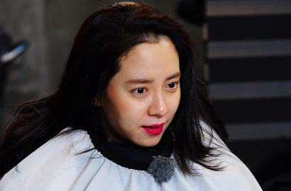 Jalani Misi 'RM', Kocaknya Song Ji Hyo Rela Rambutnya Ditata Jadi Ala Ibu-Ibu