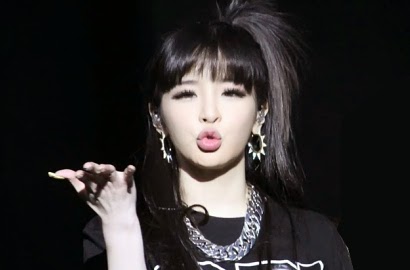 Park Bom Sapa Penggemar Lewat Foto Imut Ini