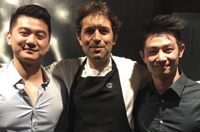 Telanjang Dada dan Pakai Handuk, Chef Arnold Adu Seksi Bareng Adik