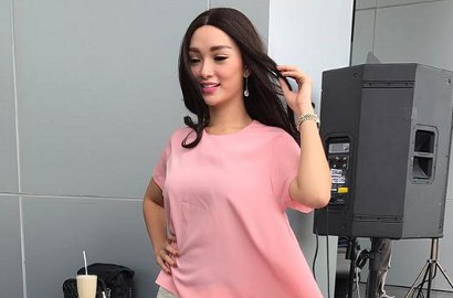 Lagi-Lagi 'Pasrah' Diraba Pria, Goyangan Zaskia Gotik Kembali Dikecam Netter