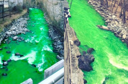 Hebohkan Warga, Air Sungai Ini Mendadak Berubah Warna Jadi Hijau Terang