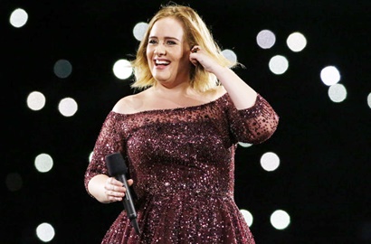 Tersangkut Gaun Sendiri, Adele Nyaris Jatuh dari Panggung Konser