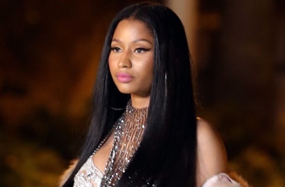 Terinspirasi Karya Picasso, Nicki Minaj Telanjang Dada di Paris Fashion Week