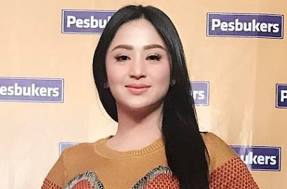 Beredar Foto Pakai Baju Terawang, Netter Bandingkan Bodi Dewi Persik dan Nikita Mirzani