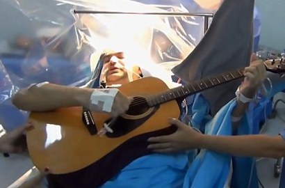 Unik, Pria Ini Masih Mainkan Gitar Ketika Operasi Otak