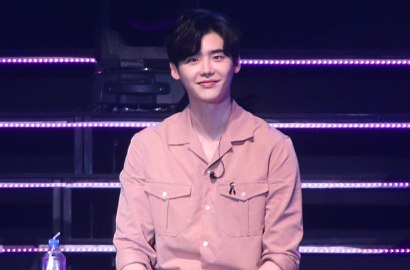 Gantengnya Lee Jong Suk Pakai Jubah Hitam Syuting 'While You Were Sleeping'