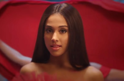 Ariana Grande Tampil Bak Putri Kerajaan di MV 'Beauty and the Beast'