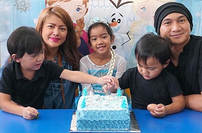 Terapkan 'Gadget Time', Ini Cara Anji Batasi Anak Soal Internet