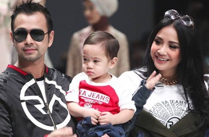 Foto Bareng Raffi dan Host Kece, Tentengan Nagita Slavina Ini Bikin Salfok