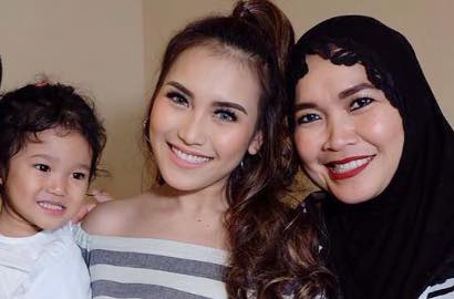 Ibu Ayu Ting Ting Terkesan 'Pamer' Bagian Dada, Netter Sindir Soal Gaya 'Jilboobs'