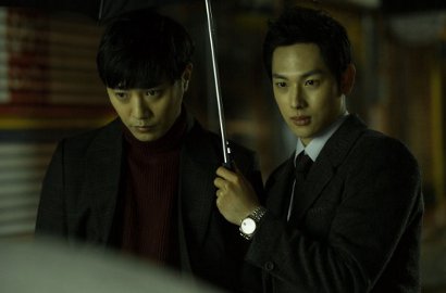 Rilis Poster Individu, Siwan Adu Ganteng dengan Jin Goo di 'One Line'