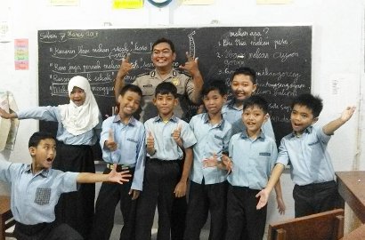 Berhasil Bujuk Murid Pergi ke Sekolah, Polisi Ganteng Ini Banjir Pujian