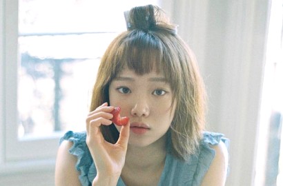 Melamun Cantik di Pemotretan, Lee Sung Kyung Akui Jatuh Cinta dengan Swiss