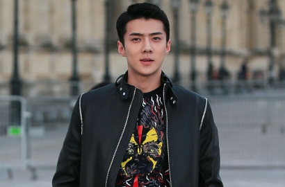 Jadi Turis di Paris, Sehun Pose Konyol Hingga Pamer Foto Cantik