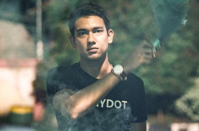 Perankan Papa Muda di '3 Dara 2', Adipati Dolken Jadi Suami Idaman Para Netter