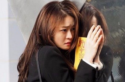 Pingsan, Go Ah Sung Diperiksa Dokter Tampan Ini di 'Radiant Office'