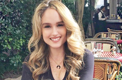 Hari Perempuan Internasional, Cinta Laura Unggah Foto Ala Wanita Kantoran Seksi