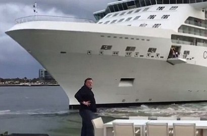 Super Mepet, Kapal Pesiar Ini Hampir Menabrak Mansion di Pinggir Laut
