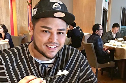 Jalan-Jalan di Tiongkok, Tas Ivan Gunawan Jadi Sorotan
