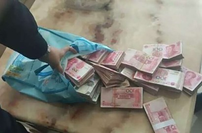 Beruntung, Pria Ini Temukan Tas Uang Rp 334 Juta di Tempat Sampah