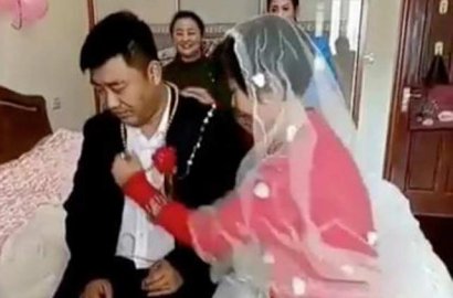 Nikahi Wanita Tua, Ekspresi Pasrah Pemuda Ini Jadi Viral