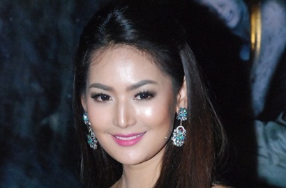 Heboh Foto Seksi Puteri Indonesia 2011 Maria Selena Pakai Handuk, Netter: Itu Tangan Siapa?