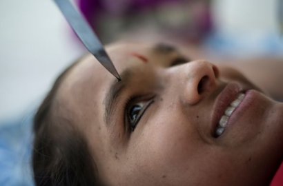 Ekstrem Yoga, Remaja Ini Sematkan Eyeliner dengan Pisau