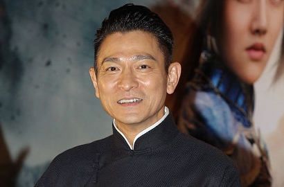 Keluar Rumah Sakit Usai Patah Tulang Parah, Andy Lau Sapa Penggemar