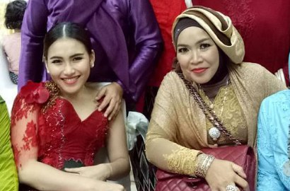 Adik Hapus Foto Ejek Jedar, Ibu Pamer Ayu Ting Ting Pakai 'Cincin Nikah' dari Raffi?