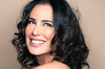 Sophia Latjuba Pede Pose Julurkan Lidah, Begini Tanggapan Heboh Netter