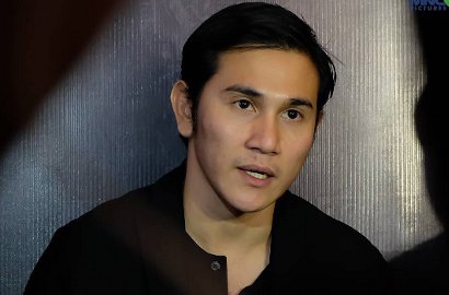 Girang Kelar Syuting 'Chrisye', Vino Bastian Pamer Pesta Bareng Kru Film