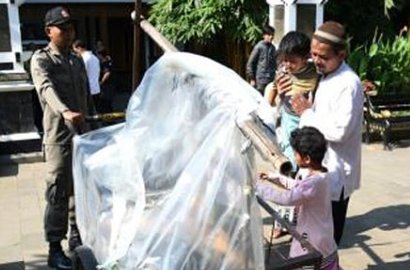 Nekat Dorong Gerobak Isi Keluarga ke Lampung, Pria Ini Dihadang Dedi Mulyadi