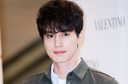 Kelewat Seksi, Awas Pingsan Lihat Lee Dong-wook Pamer Abs di Fanmeeting