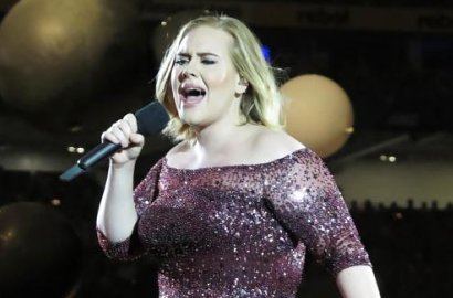 Diisukan Hamil Anak Kedua, Adele Cium Tangan Wanita Berjilbab