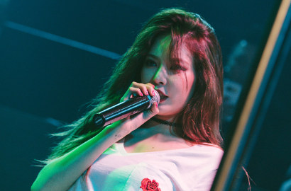 Pose Super Seksi Bareng Dancer di Backstage, HyunA Dapat Dukungan Netter