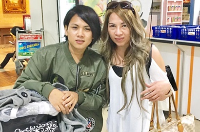Foto Bareng Ibu dan Keluarga, Mata Sembab Evelyn Istri Aming Iris Hati Netter