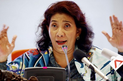 Pamer Pose Santai di Laut, Foto Menteri Susi Pudjiastuti Jadi Viral