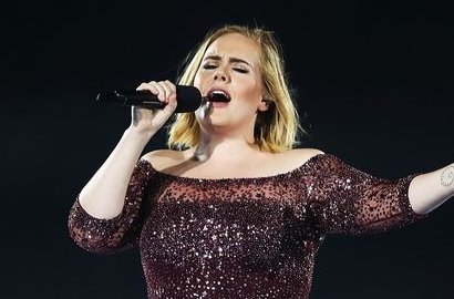 Hindari Penggemar Saat Konser, Adele Bersembunyi dalam Peti