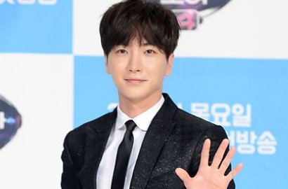 Selfie di Business Summit Jakarta, Awas Meleleh Lihat Senyum Manis Leeteuk