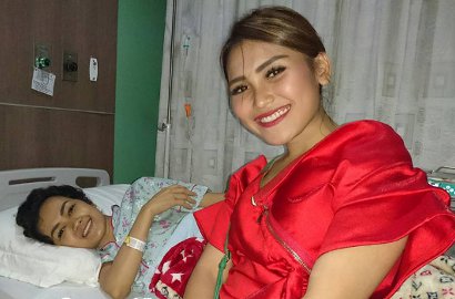 Penuh Cinta, Foto Ayu Ting Ting Jenguk Julia Perez Ini Bikin Netter Terharu