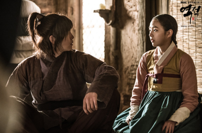 Perhatian Yoon Kyun Sang ke Chae Soo Bin Saat Syuting 'Rebel' Bikin Meleleh