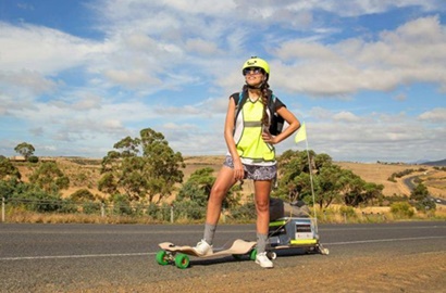 Meski Sedang Hamil, Wanita Ini Kelilingi Tasmania Naik 'Skateboard'
