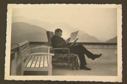 Berisi Pose Santai, Kumpulan Album Foto Adolf Hitler Ini Dilelang Hingga Rp 244 Juta