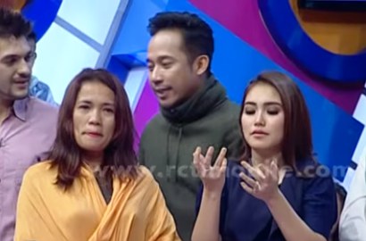 Ayu Ting Ting Kembaran Tank-Top dengan Asisten, Netter: Bekas Apa Beli 2 Gratis 1?