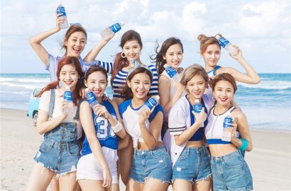 Asyik 'Berselancar' di Pantai, Twice Bikin Segar di Iklan Minuman Ini