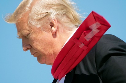 Semakin Banyak Selotip di Balik Dasi Donald Trump, Pertanda Apa?