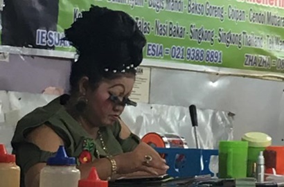 Tarik Pengunjung Warung, Wanita Ini Miliki Alis Cetar Melebihi Syahrini