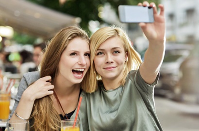Jomblo Ngenes? Perusahaan Ini Siapkan 'Teman' Agar Nggak Selfie Sendirian