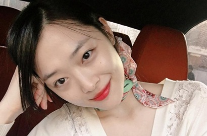 Tampil Stylish, Kerennya Gaya Busana Sulli Ini Banjir Pujian Netizen
